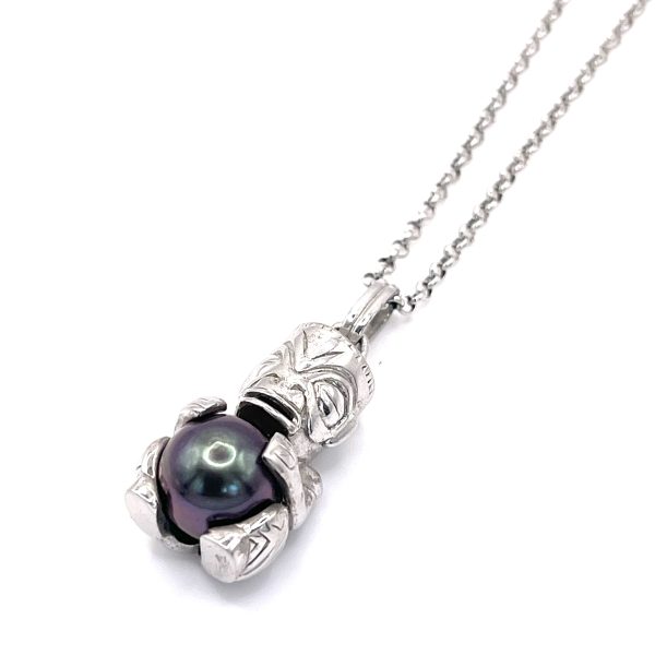 Collier Tiki avec les fesses tatouées en argent 925/000 rhodié avec une Perle de Tahiti